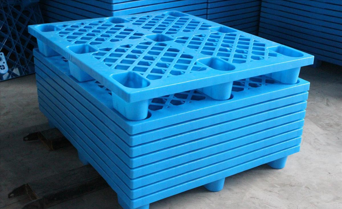 碼放的九腳塑料托盤 碼放的九腳塑料托盤